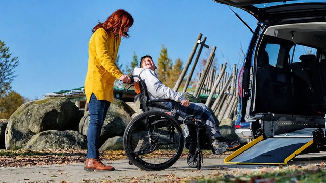 Renault Kangoo bez bariér – nástup osoby na vozíku po nájezdové rampě